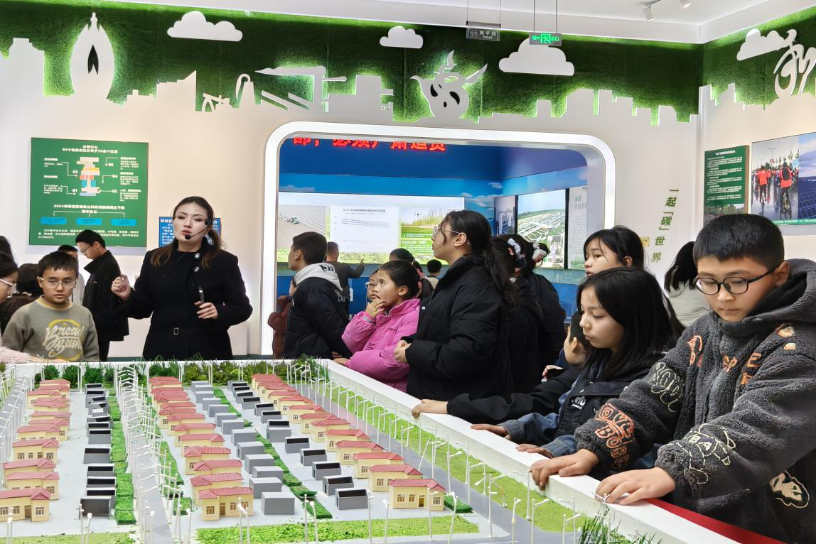 温宿县青少年参观柯柯牙纪念馆(陈为康 摄)