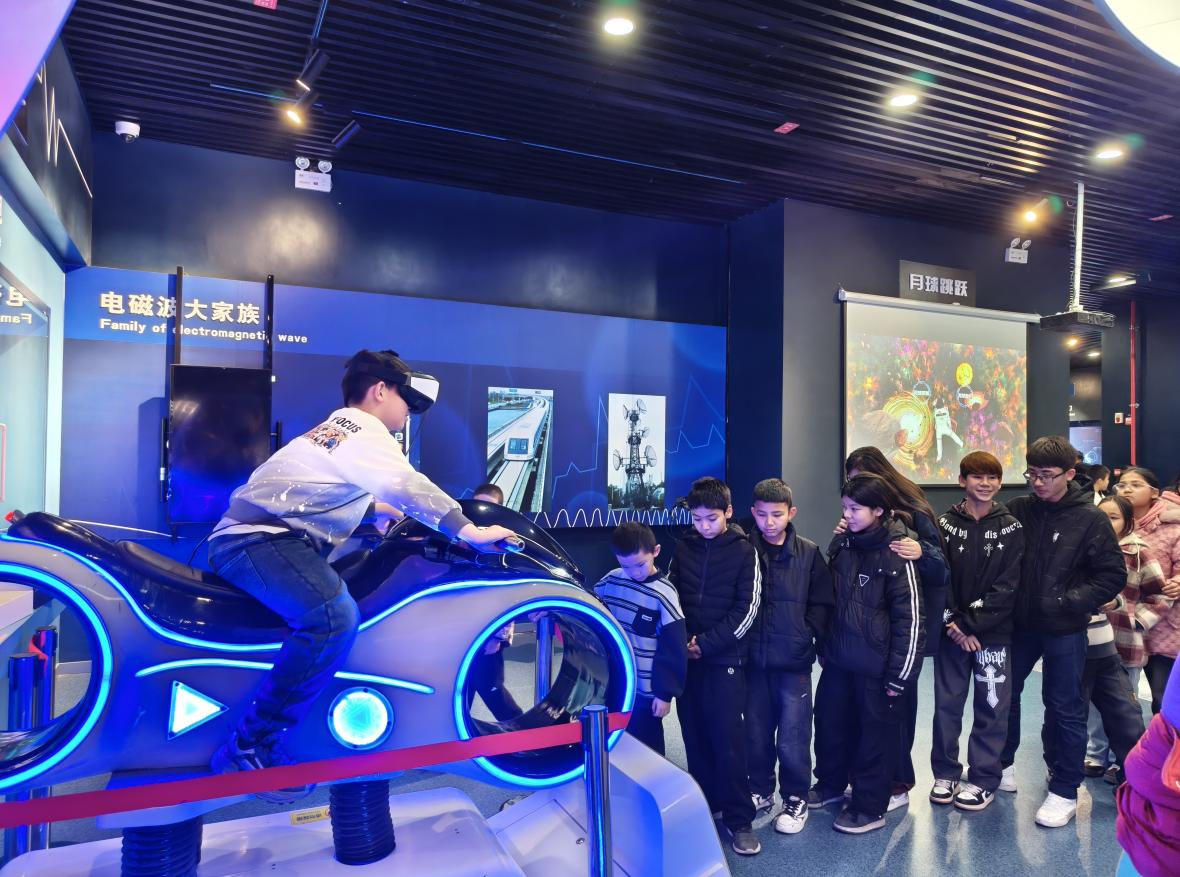 温宿县青少年在阿克苏科技馆参观体验(陈为康 摄)