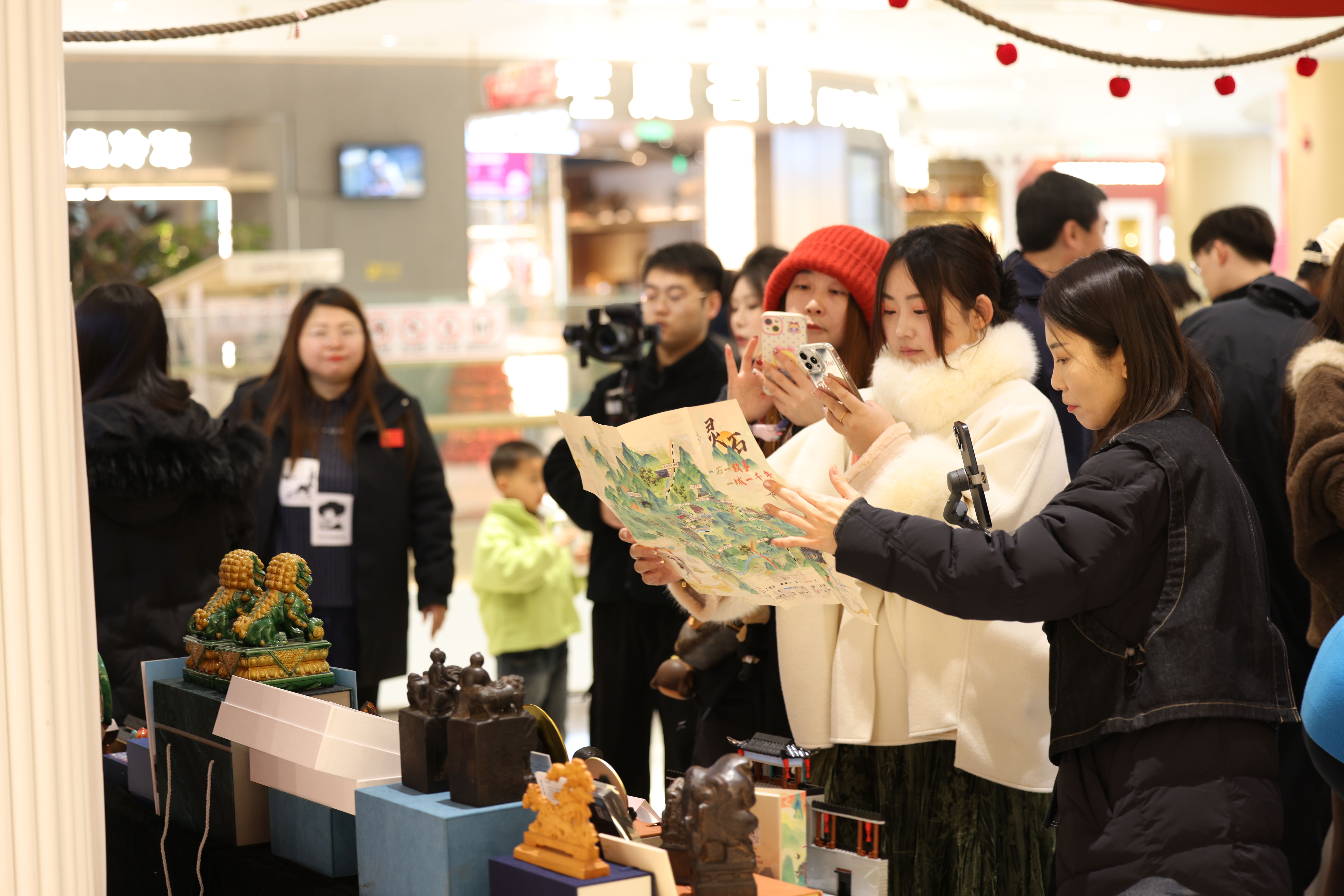 上海市民围观晋中文旅文创拍照打卡(席兆平 摄)