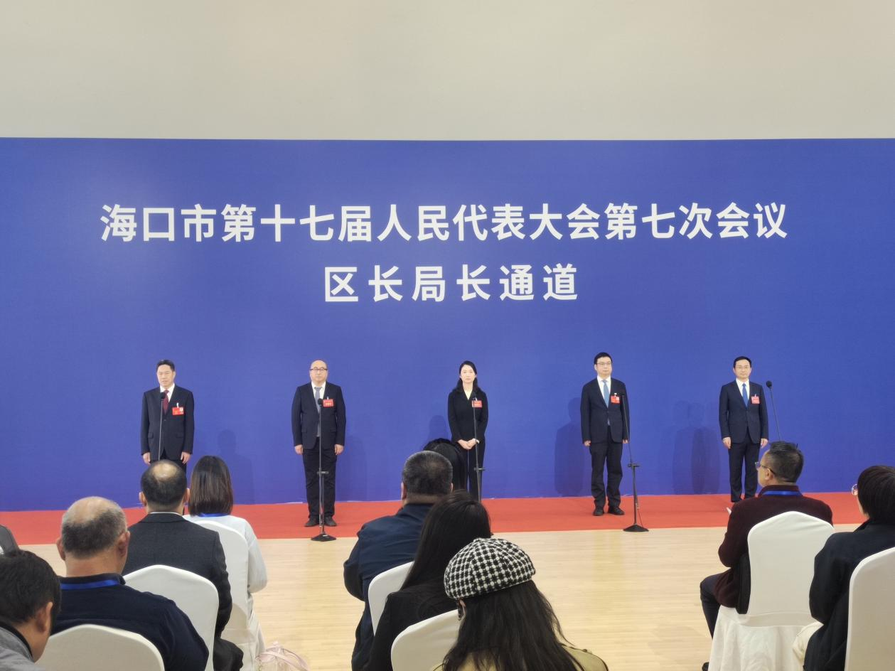 海口市第十七届人大七次会议“区长局长通道”现场(王强 摄)