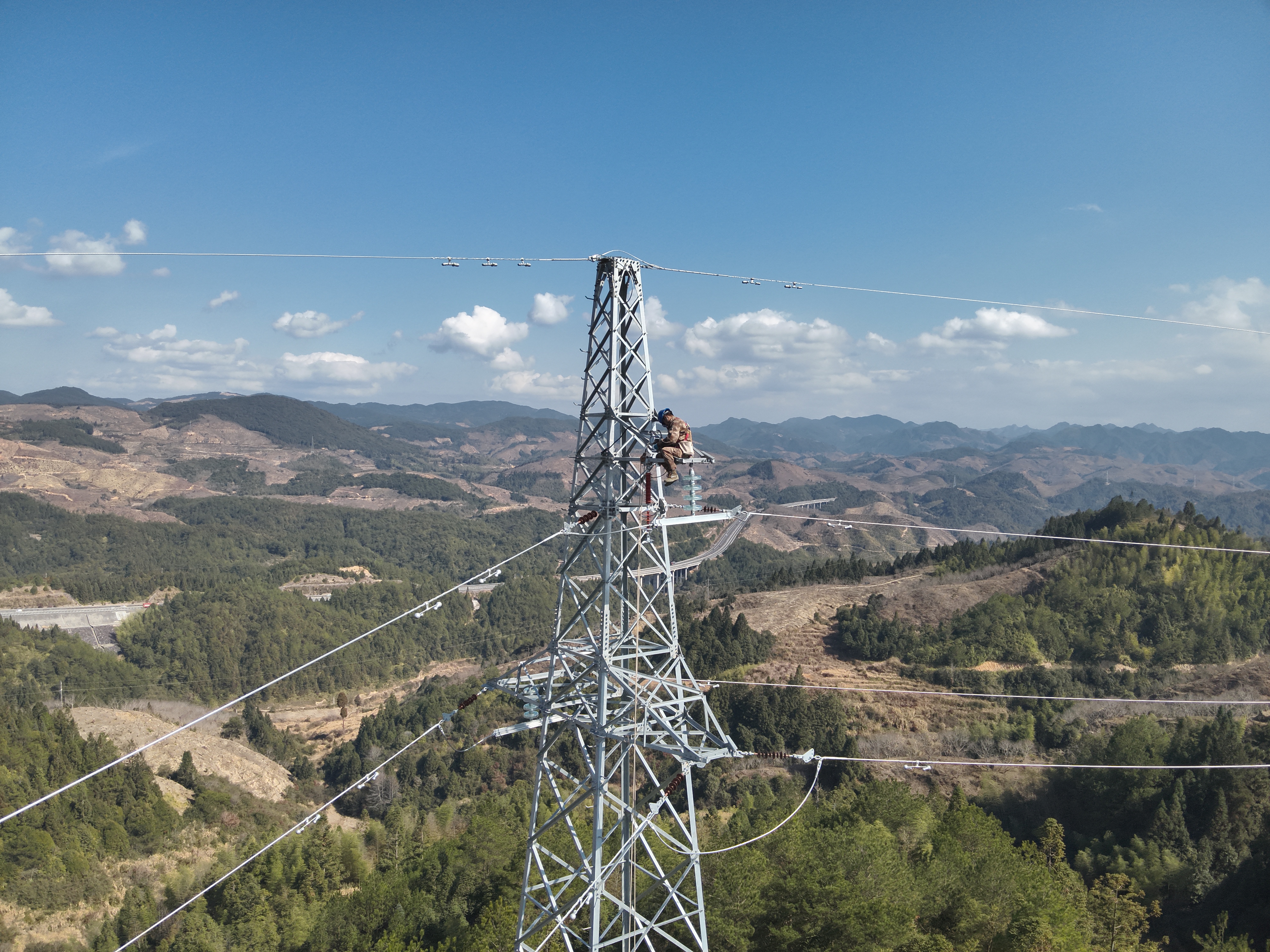 近日,国网政和县供电公司组织工作人员在35千伏楼杨线开展避雷器安装及升级改造工程。(吴隆平 摄)