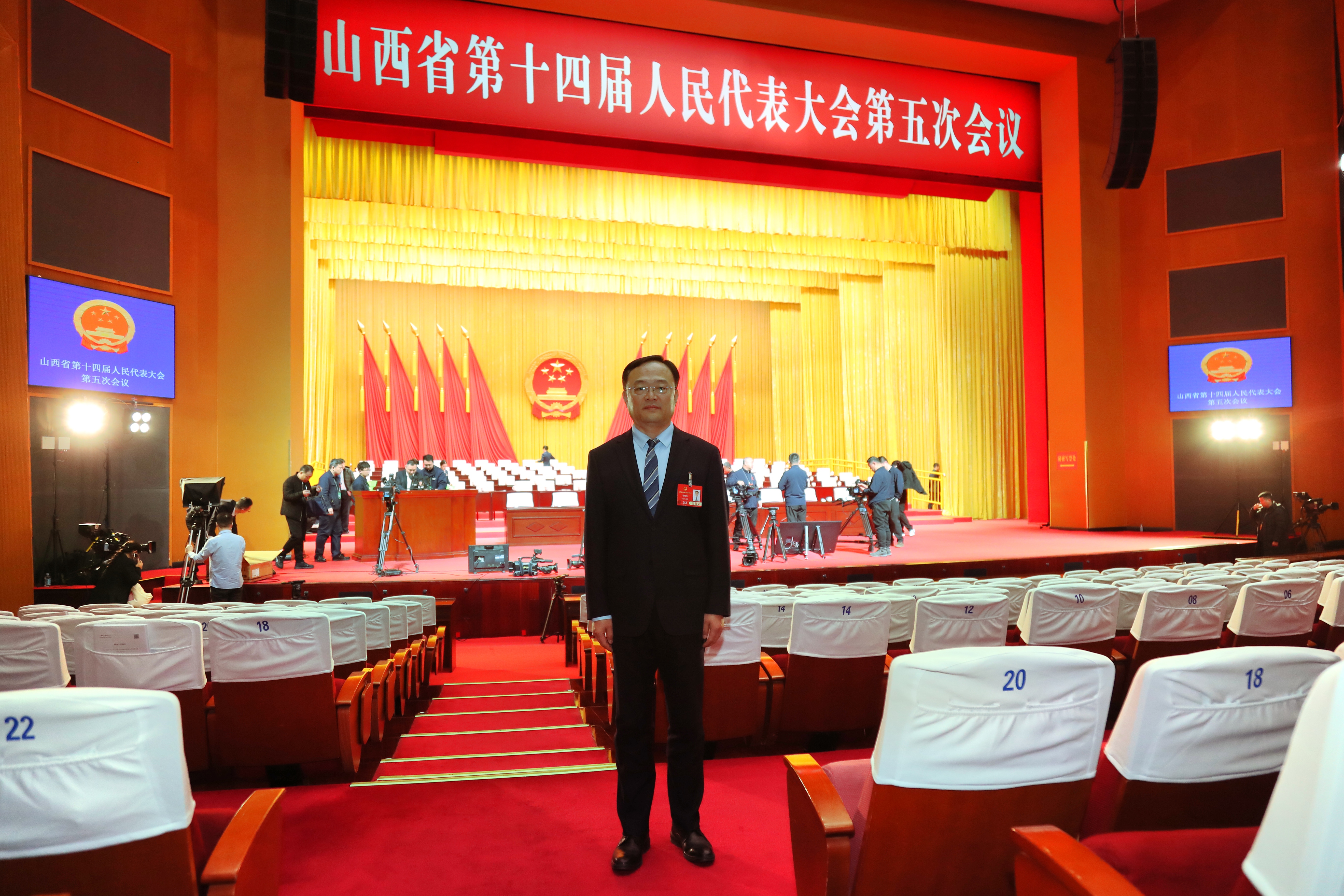 李晓东代表在会议现场留影(席兆平 摄)