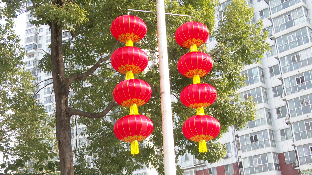 大红灯笼增添节日喜庆(杨玉娇 摄)
