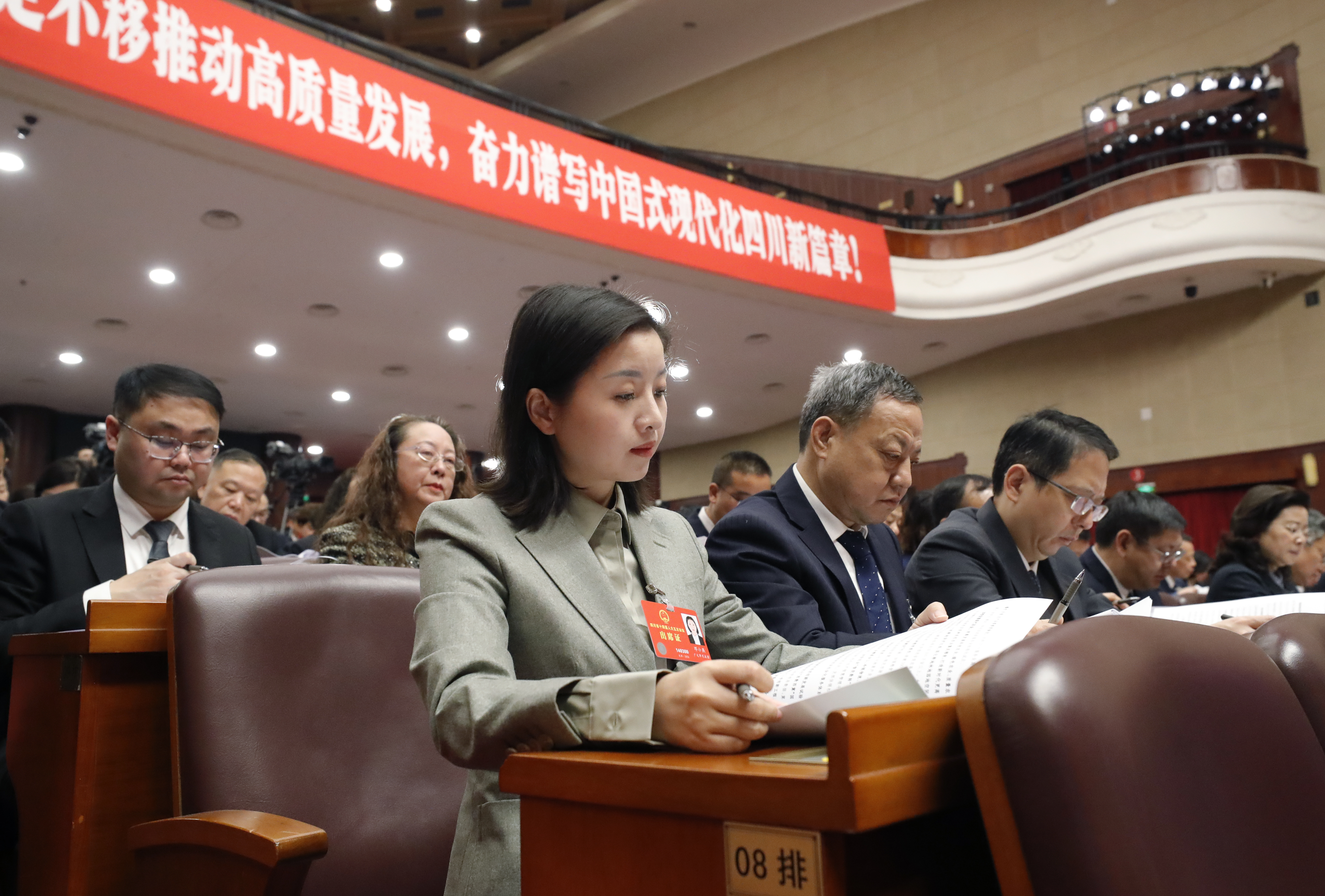 邓小燕参加四川省第十四届人民代表大会第五次会议(戚原 摄)