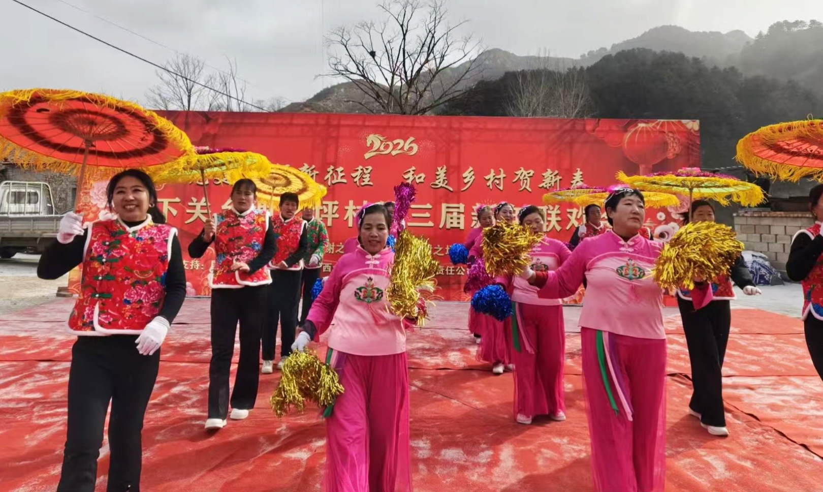 村民彩衣起舞热闹喜庆(赵映旭 摄)