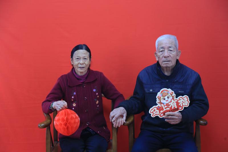 老人们在祠堂里拍的新春照(朱春燕 摄)