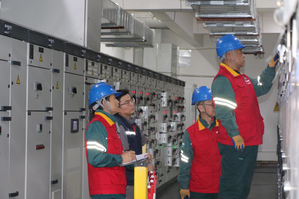 2月4日,国网阿克苏市供电公司工作人员在第一师医院开展安全用电检查服务。(邸敏 摄)