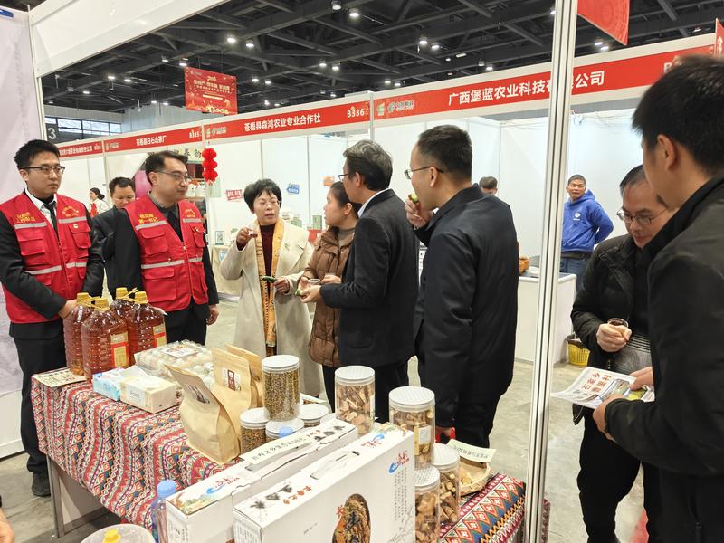 富川县县委常委、工作队长覃秀娟助力农产品销售(赵东杰 摄)