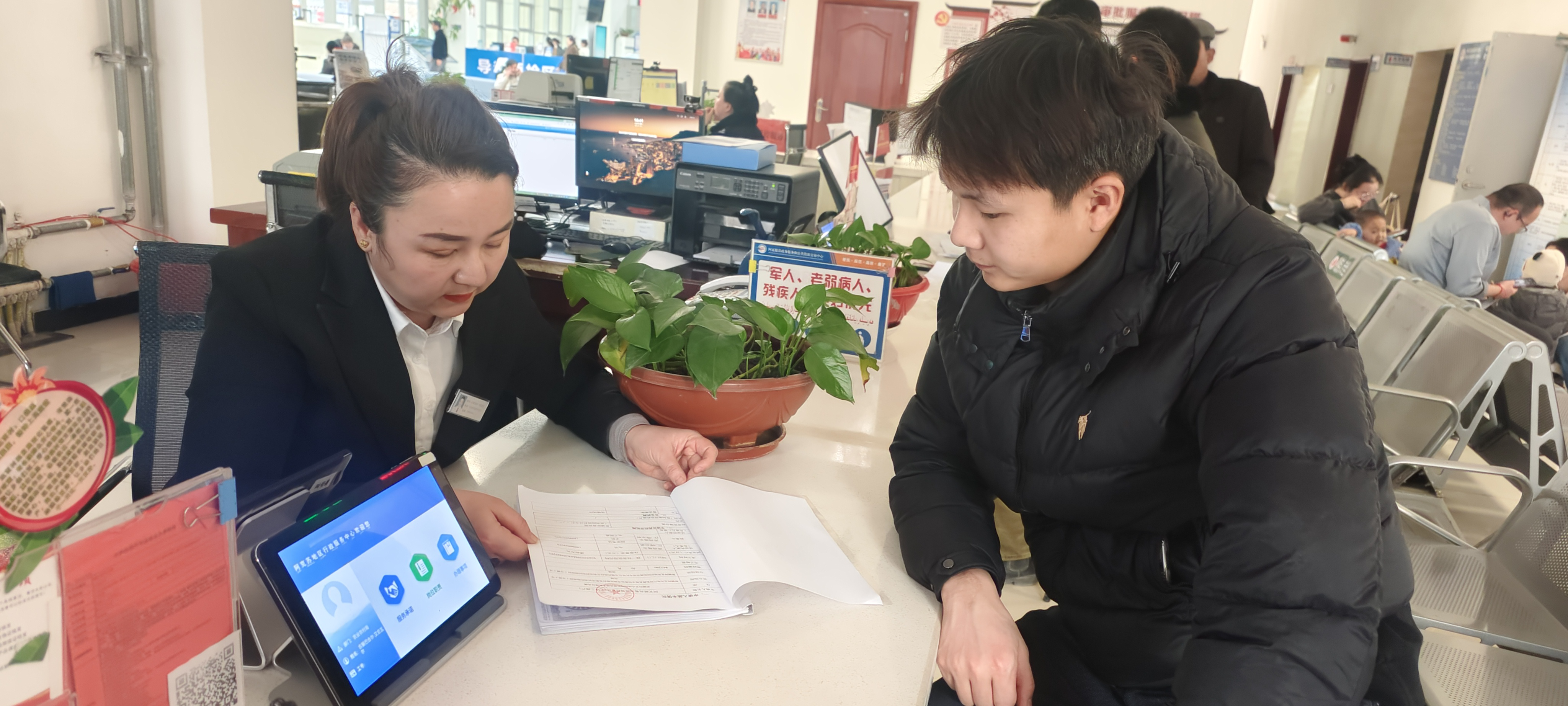 工作人员为群众办理业务(古丽巴合尔·艾尼瓦尔 摄)