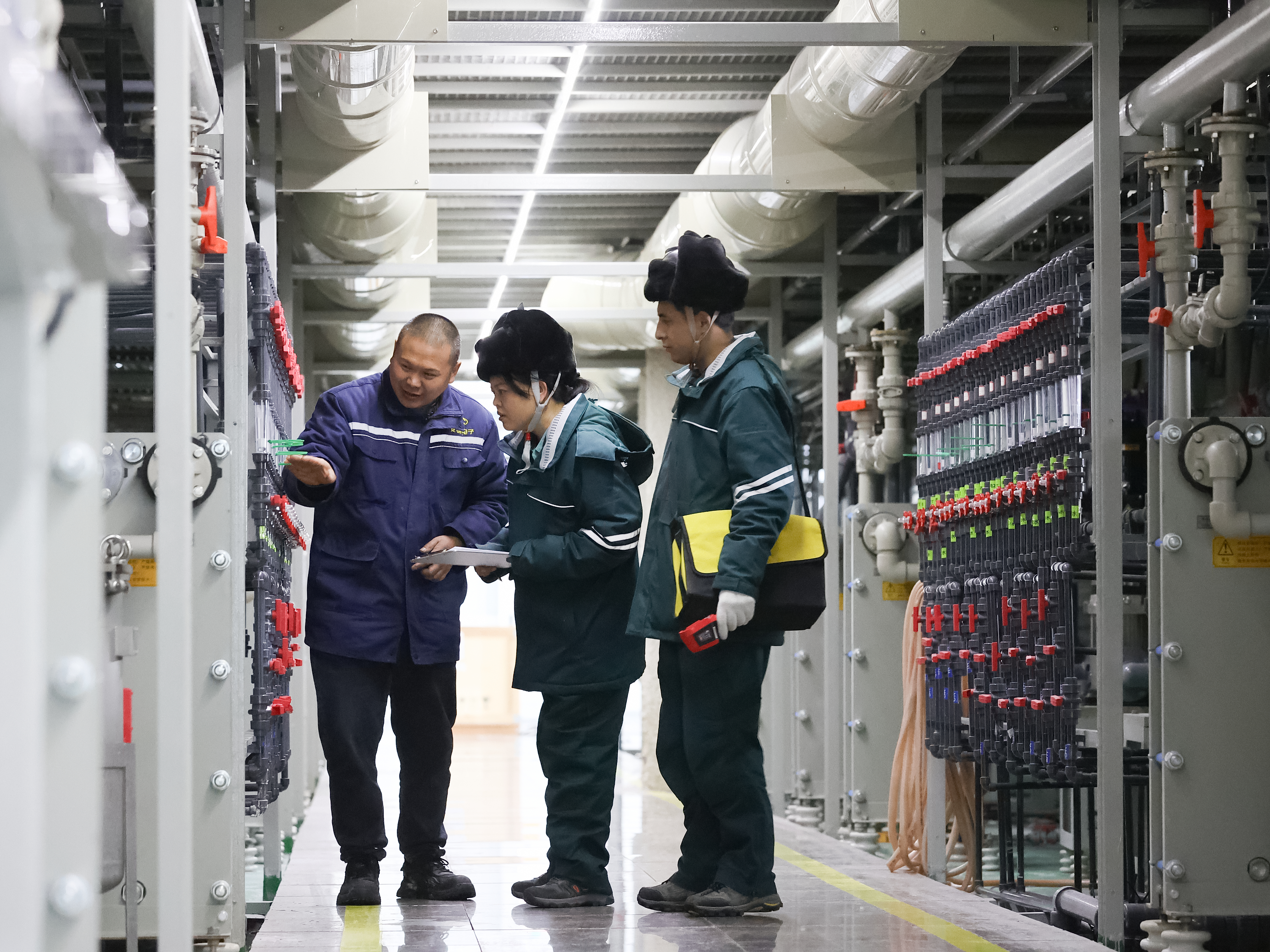 国网博尔塔拉供电公司员工了解化成箔生产企业用电需求。(尹甜杰 摄)