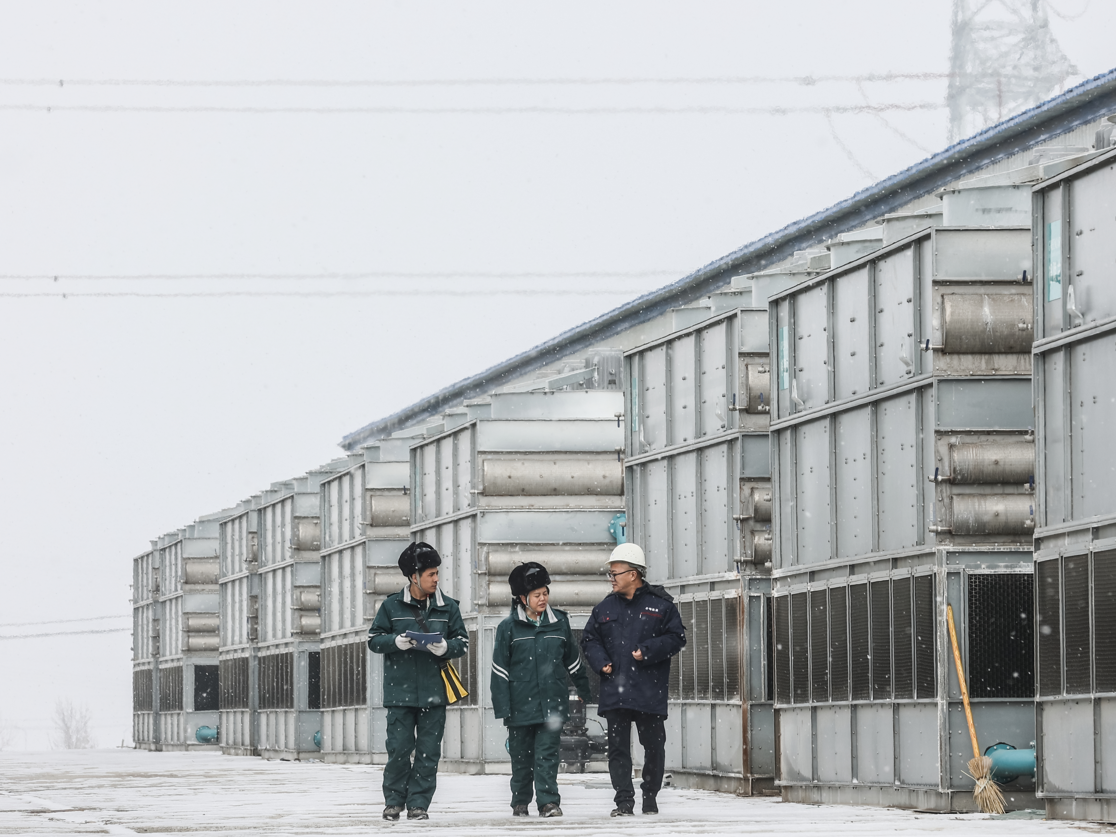 国网博尔塔拉供电公司员工节前走访化成箔余热供暖车间生产情况(尹甜杰 摄)