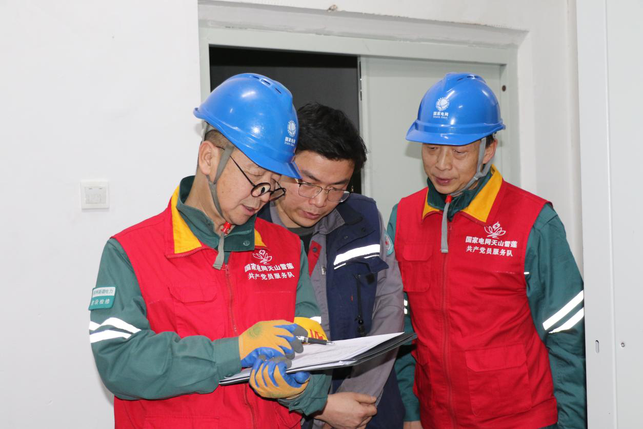 2月4日,国网阿克苏市供电公司工作人员在第一师医院开展安全用电检查,讲解用电安全注意事项。(邸敏 摄)