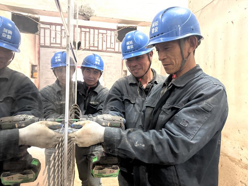 2月5日,国网建瓯市供电公司组织工作人员在建瓯市威龙小区配电房内更换老旧设备。(张显凤 摄)