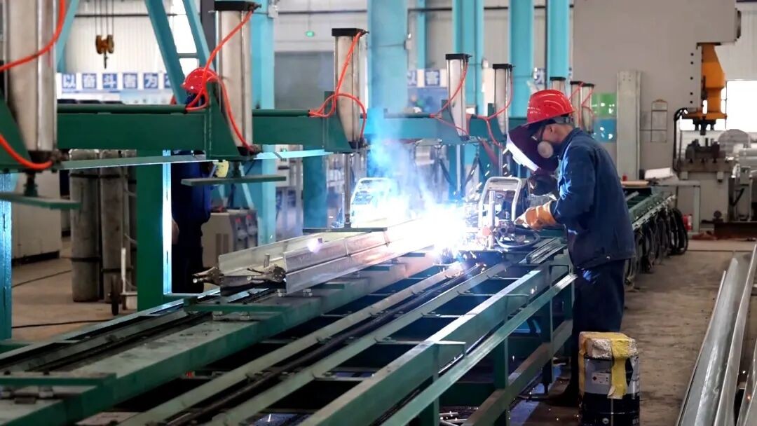 技术人员正在赶制钢结构筒仓(宋玉龙 摄)