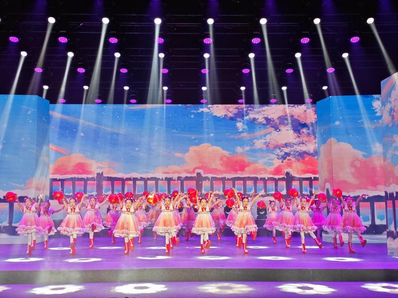 少儿舞蹈《童舞华灯贺新岁》 (宣艳 摄)