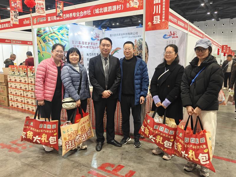 公司职工帮扶购买农产品(赵东杰 摄)