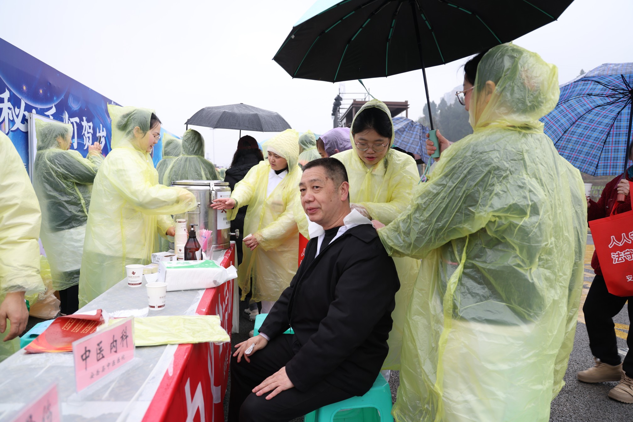 “健康服务团”义诊区(袁芳 摄)