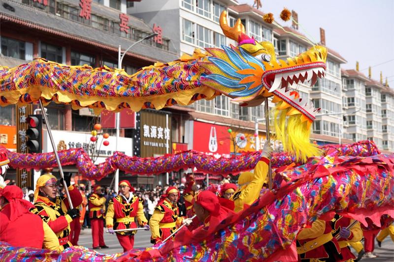 巨龙舞起来(章晓峰 摄)