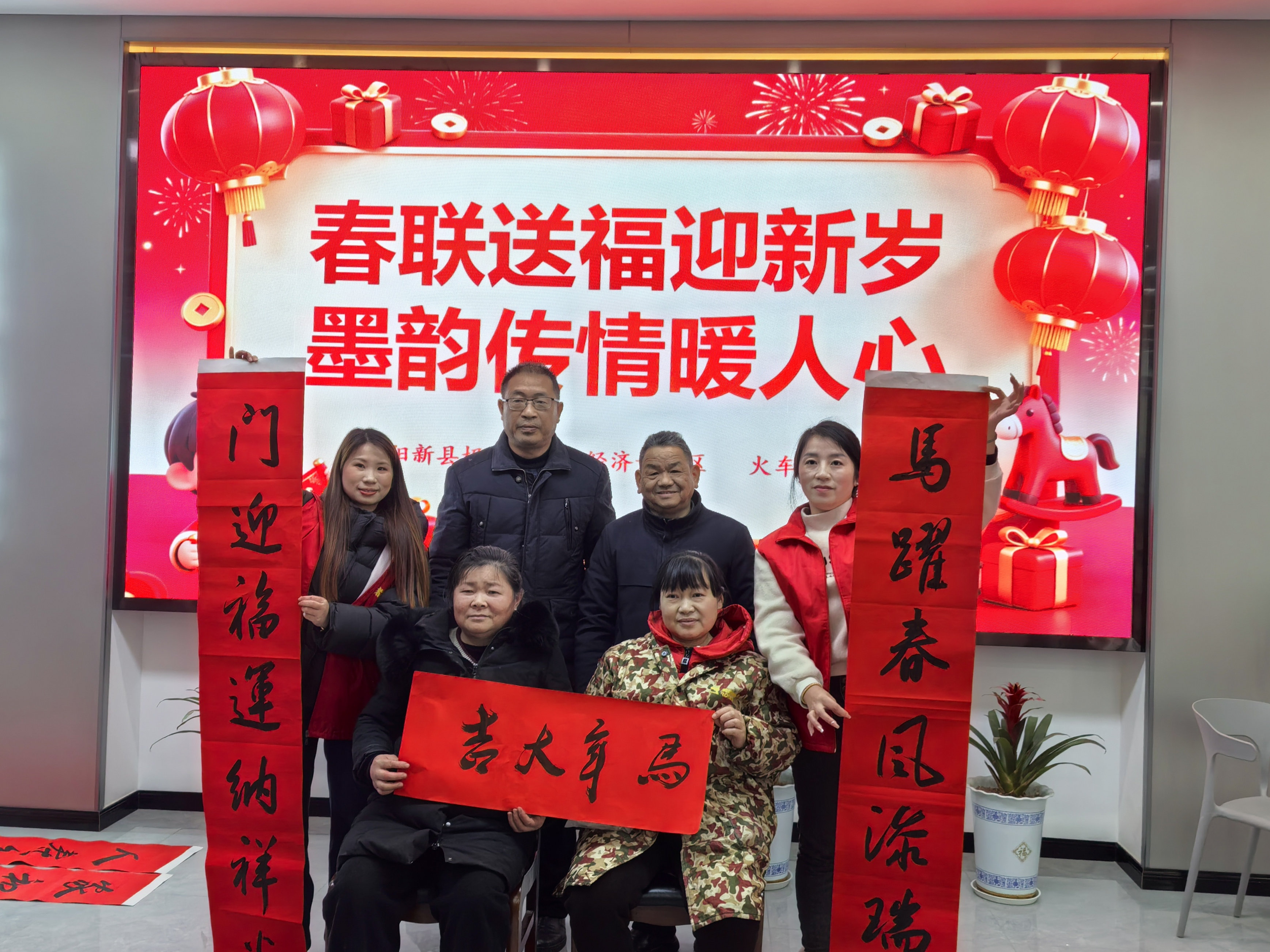 在阳新县经济开发区火车站社区新时代文明实践站写春联(郑满星 摄)