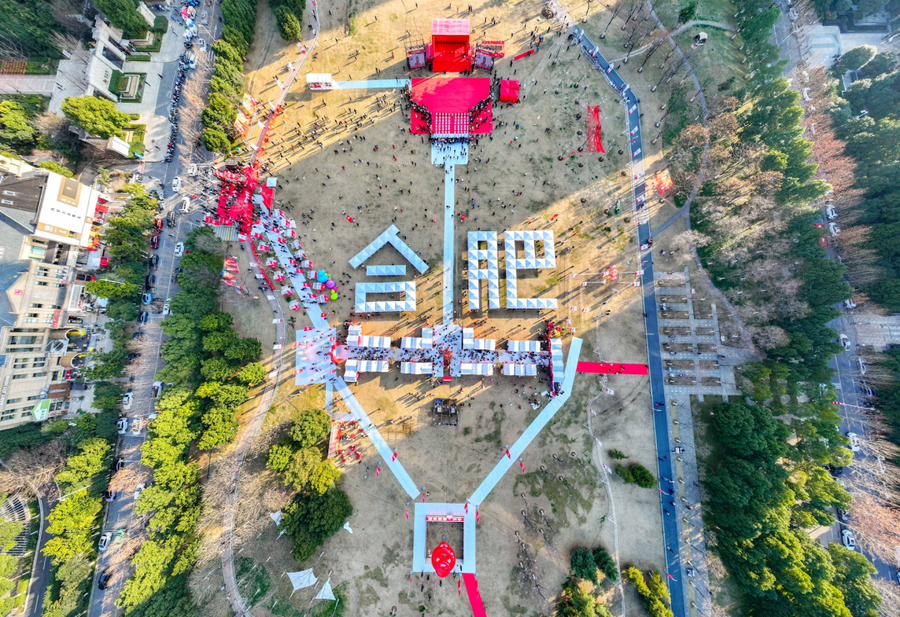 游园会现场“合市”市集里的烟火气更是让人驻足(陈三虎 摄)