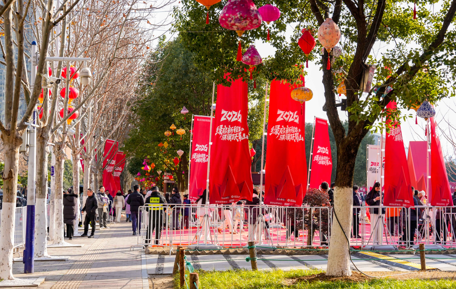 众多市民前来打卡游玩(陈三虎 摄)