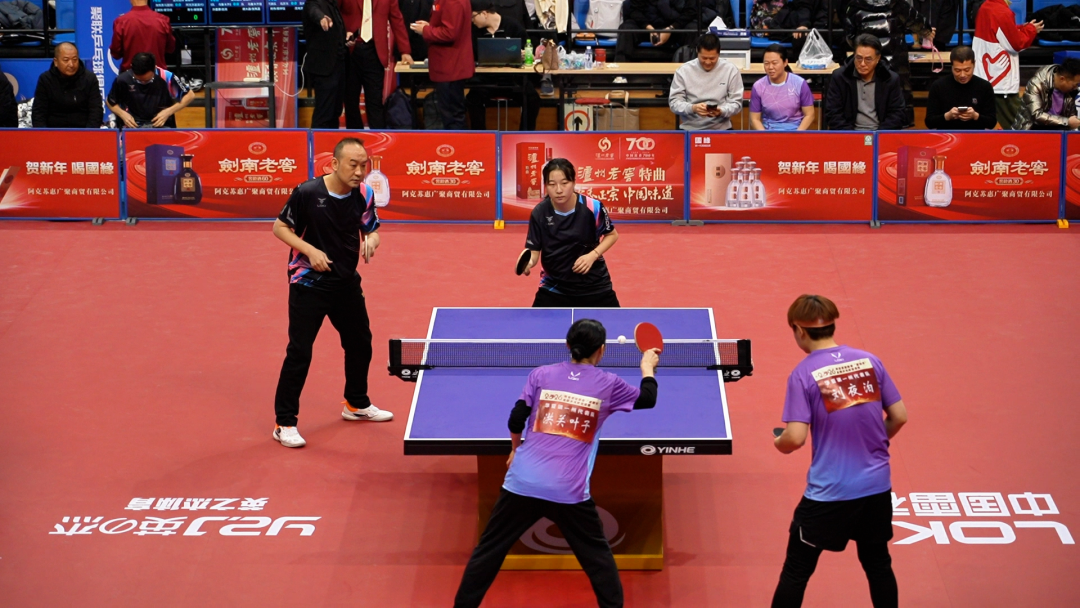 比赛现场,参赛队员们正在展开激烈的对决(热普亥提·阿不力米提 摄)