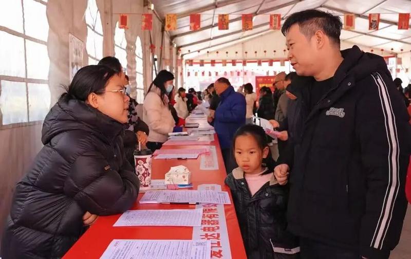 企业和求职者正在交流(陈玉莹 摄)