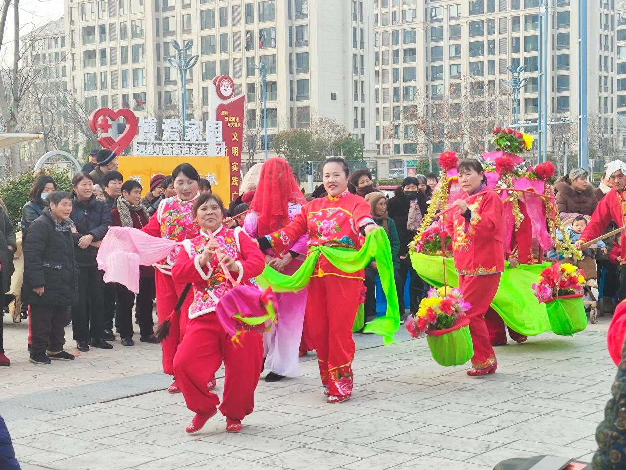 广场一侧的民俗展演活动(陈奇亮 摄)