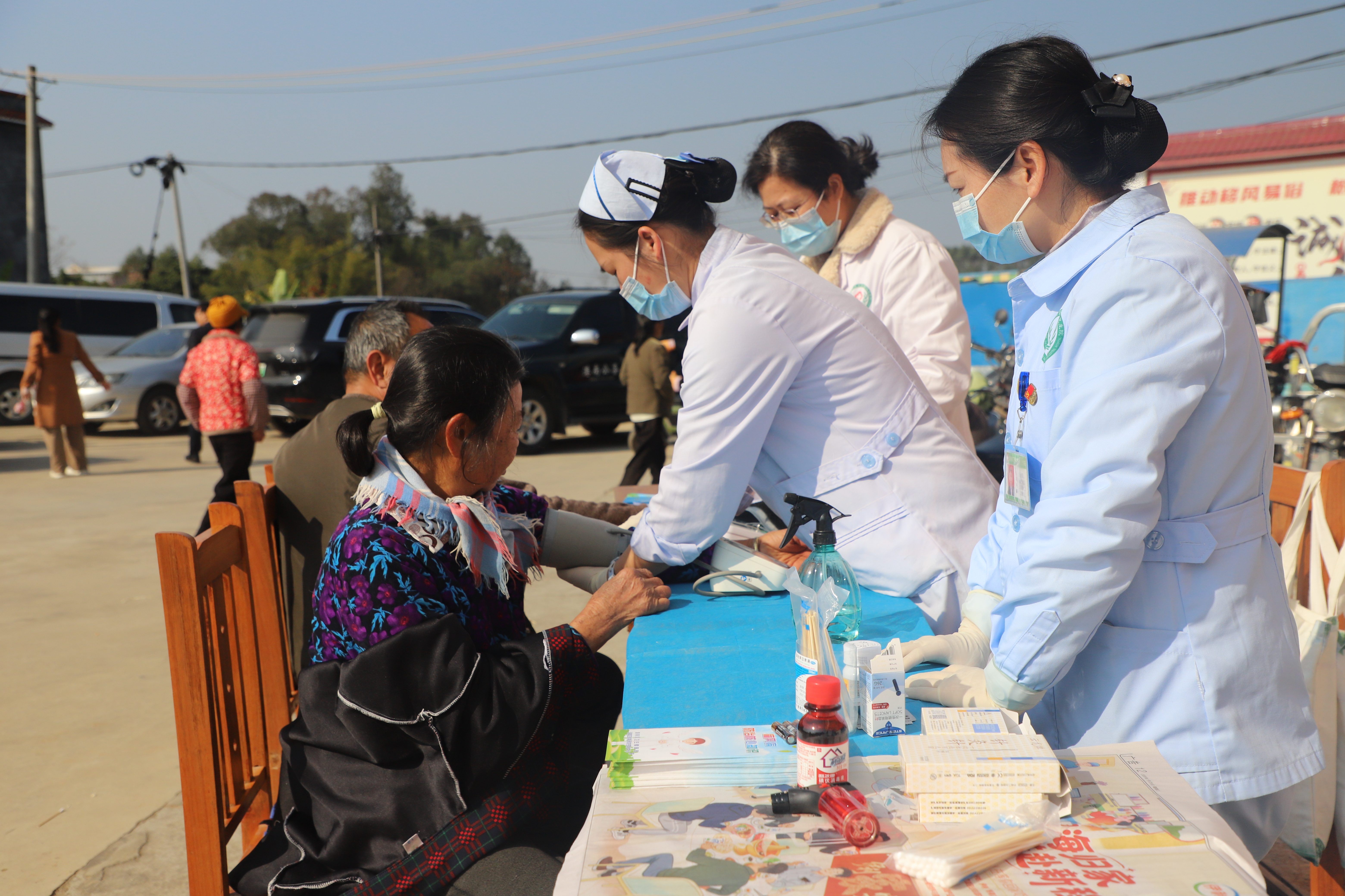 现场免费义诊(钟楚媚 摄)