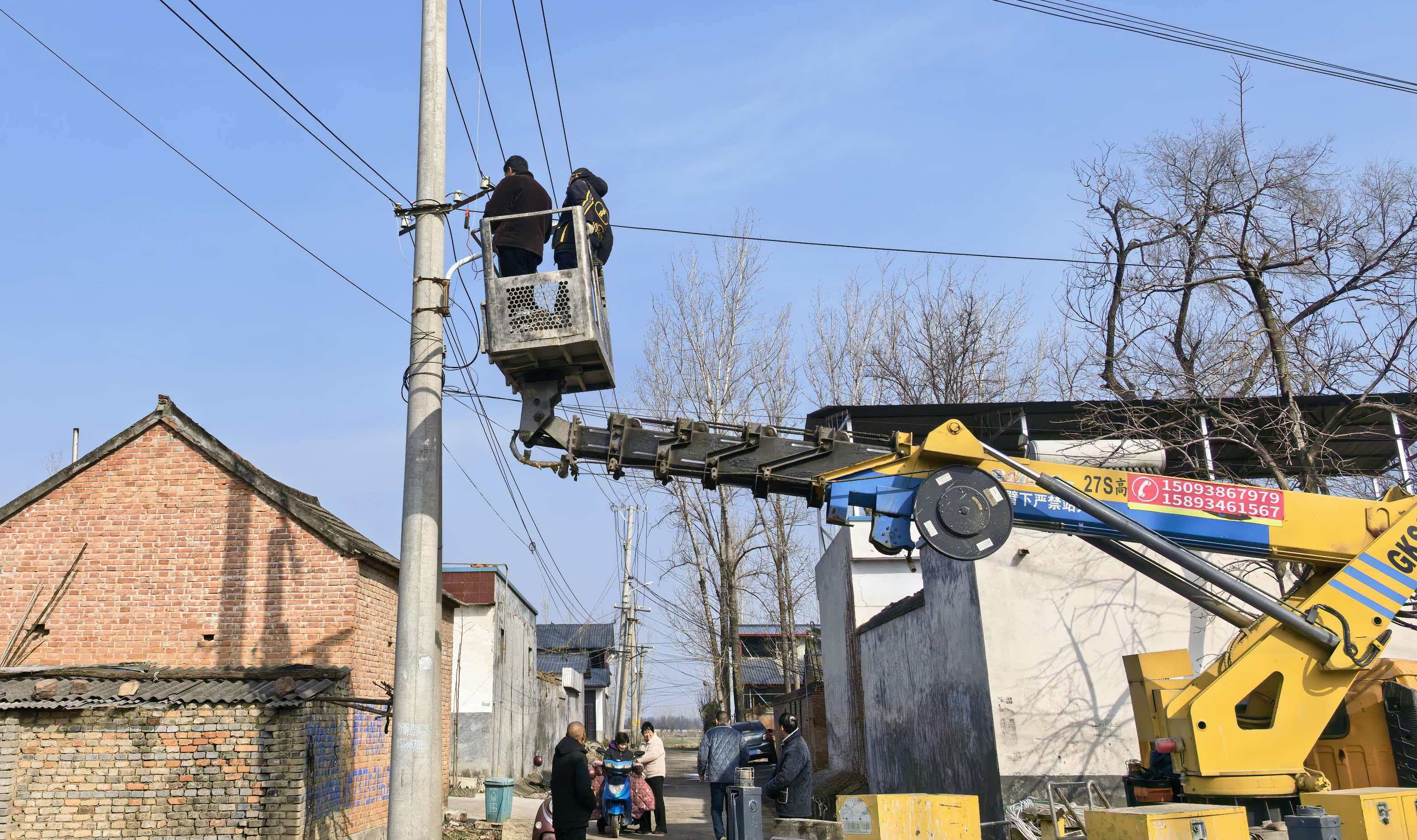 维修路灯线路(魏嵘凯 摄)