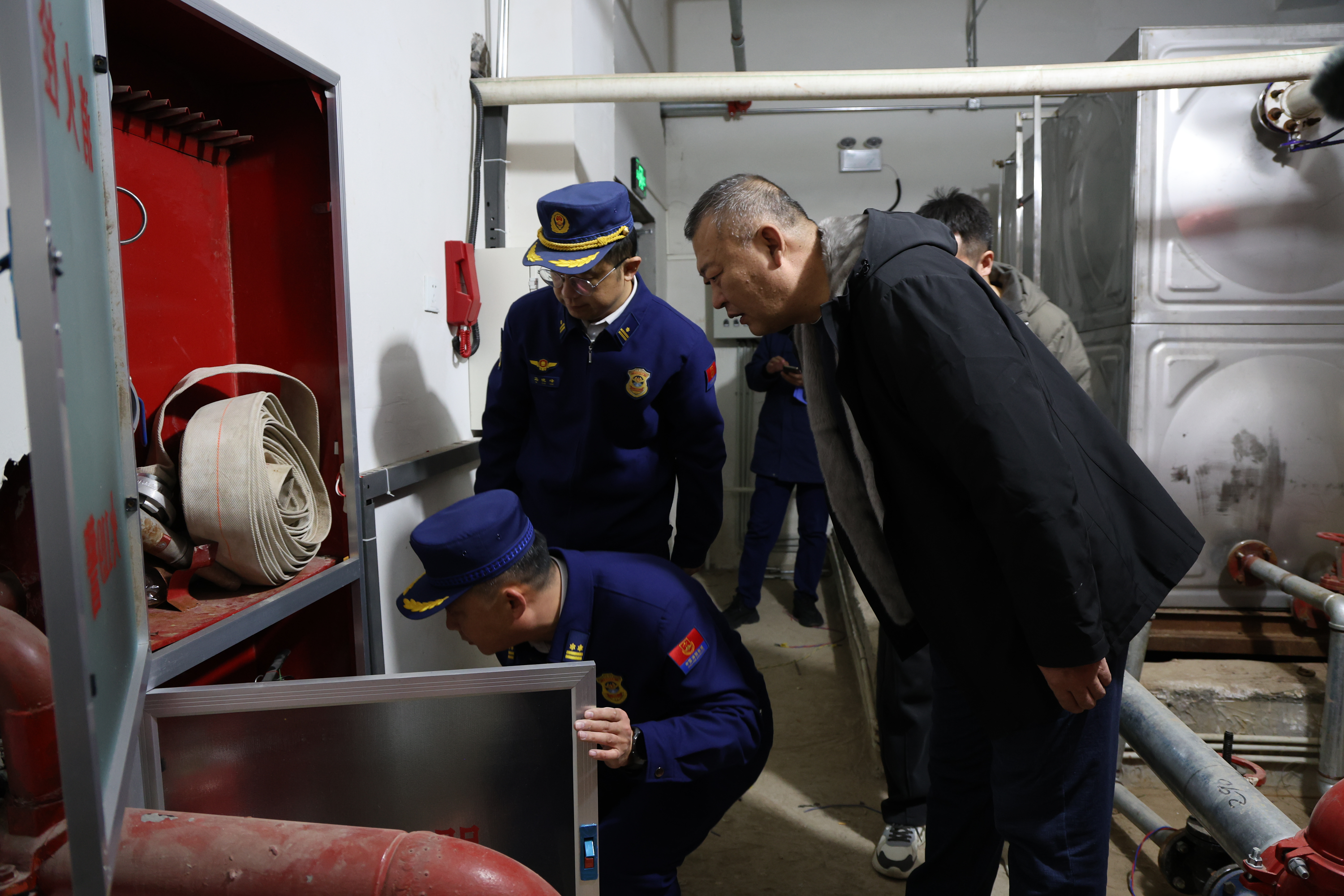 开鲁县消防救援大队检查组在东风敬老院排查安全隐患(胡建华 摄)