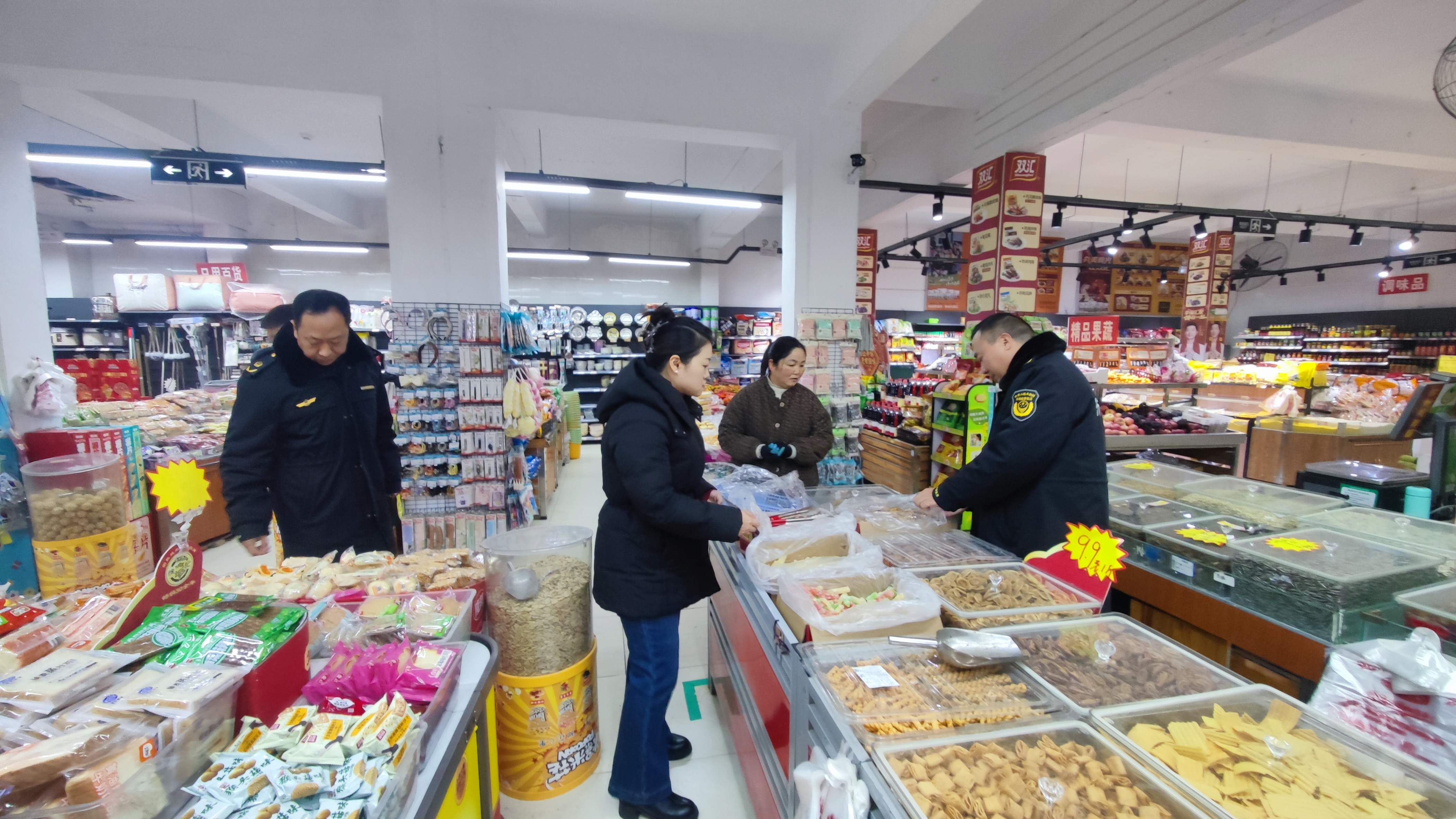 市场监督管理人员到超市检查食品安全问题(魏嵘凯 摄)