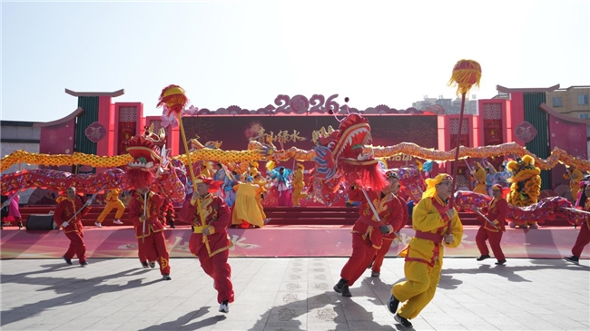 活动现场龙狮欢腾(倪新炜 摄)