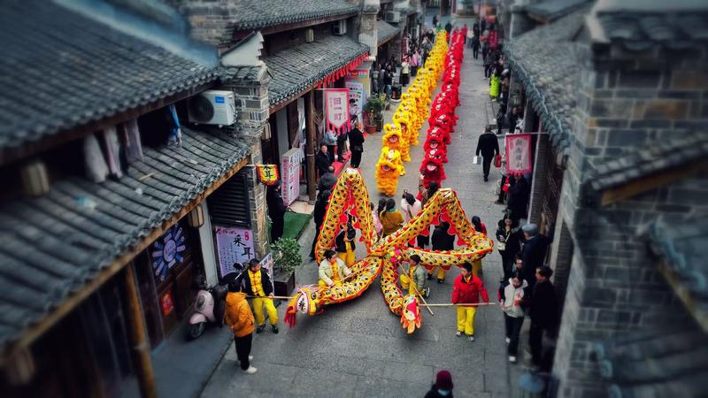 郧西县老北街开展舞龙舞狮表演活动 (徐军 摄)