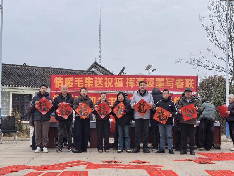 2026年春节期间,大悟县宣传、文旅等部门精心策划了涵盖文艺汇演、民俗展演、读书分享、非遗展示等系列文化活动。三里城镇将举办元宵龙灯巡游、四姑镇周氏高跷表演、广场楚剧展演、丰店镇舞龙舞狮、刘集镇沙河村元宵晚会……100余场次形式多样、内容丰富的群众性文化活动,让群众从“观众”变“主角”,从腊月持续至元宵节,让群众在欢声笑语中在参与中感受传统文化魅力,共度一个有温度、有年味的新春佳节。