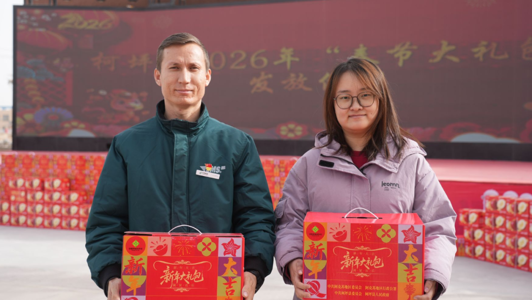 “春节大礼包”发放现场(艾克拜尔 摄)