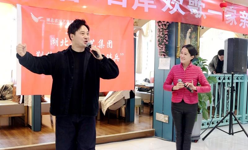 湖北省演艺集团“荆楚红色文艺轻骑兵”带来精彩节目(布仁巴特 摄)