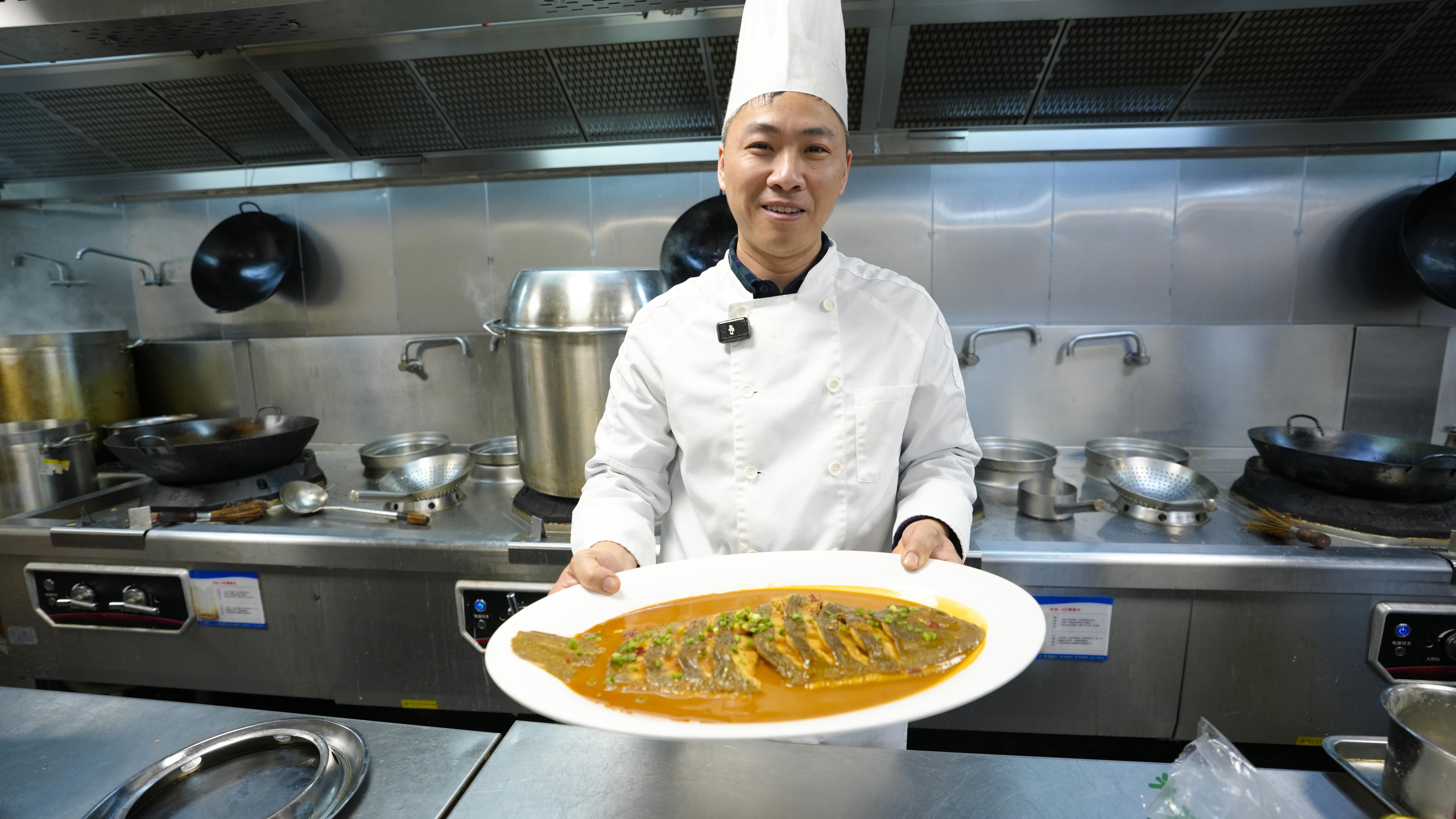 君澜酒店厨师烹制的招牌红烧大板鱼(徐书影 摄)