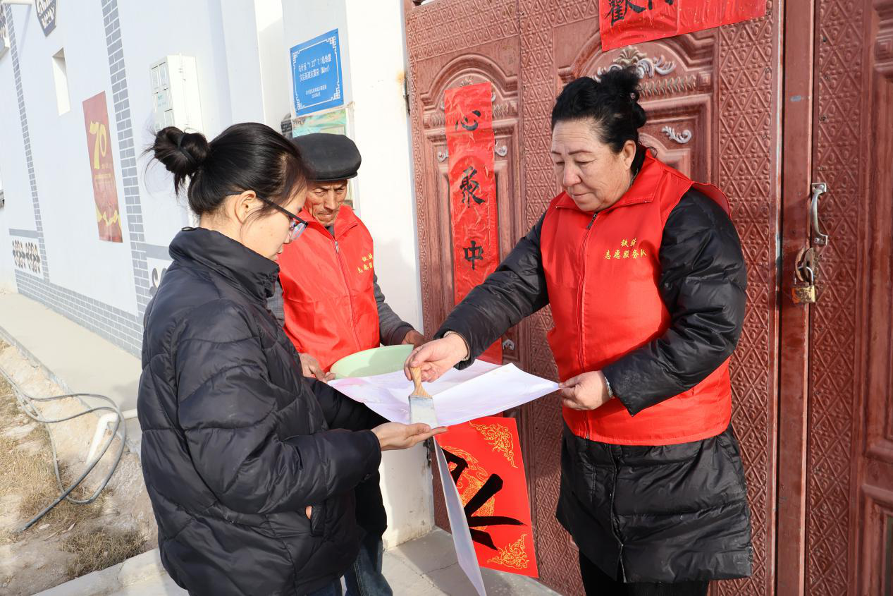 贴春联(古丽博斯坦· 萨吾提 摄)