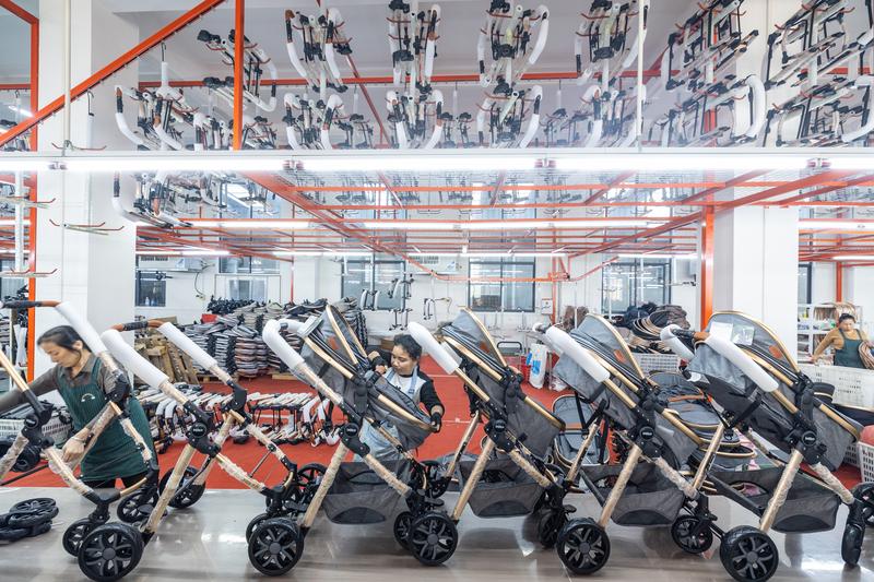 湖北厚谷阳光儿童用品有限公司车间(刘家 摄)