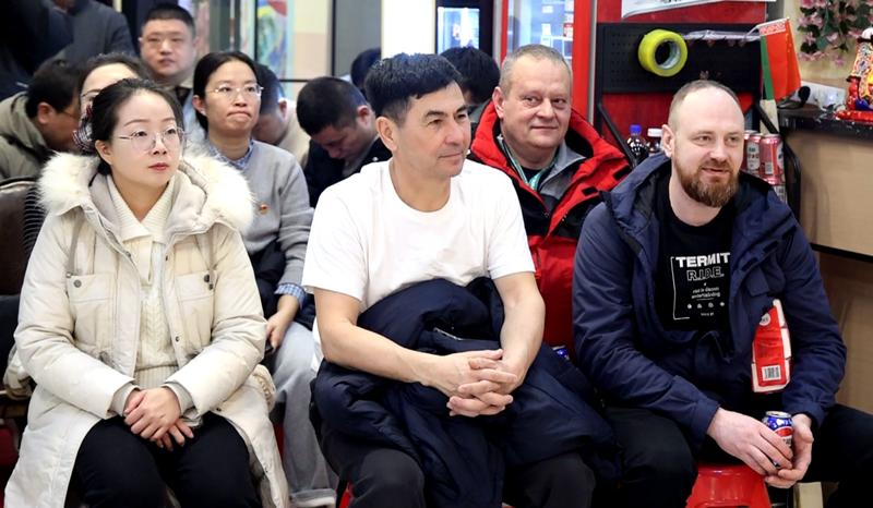 中外观众齐聚现场观看节目(布仁巴特 摄)