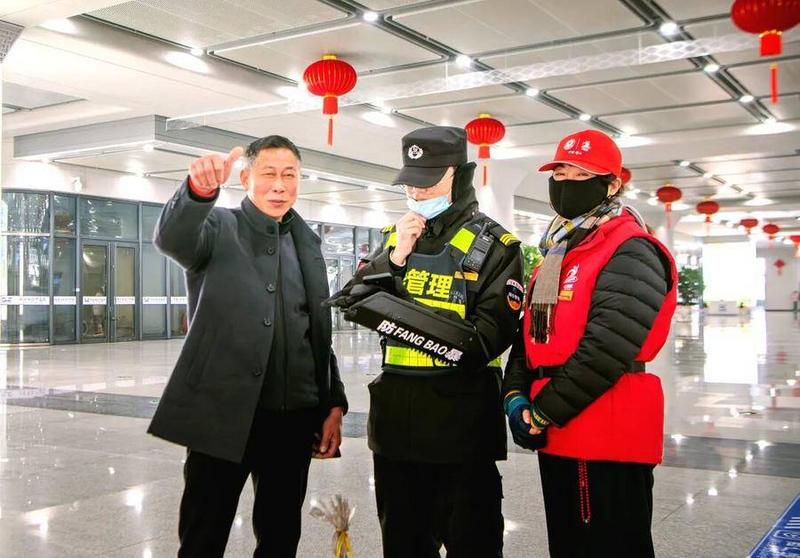 志愿者为旅客指引方向(许丽丽 摄)