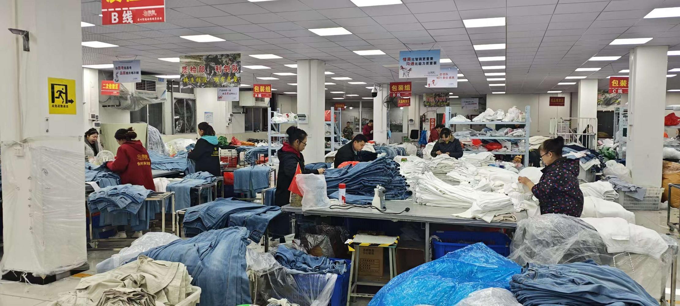 北河工业园仙飘飘服饰车间满负荷运转(刘家 摄)