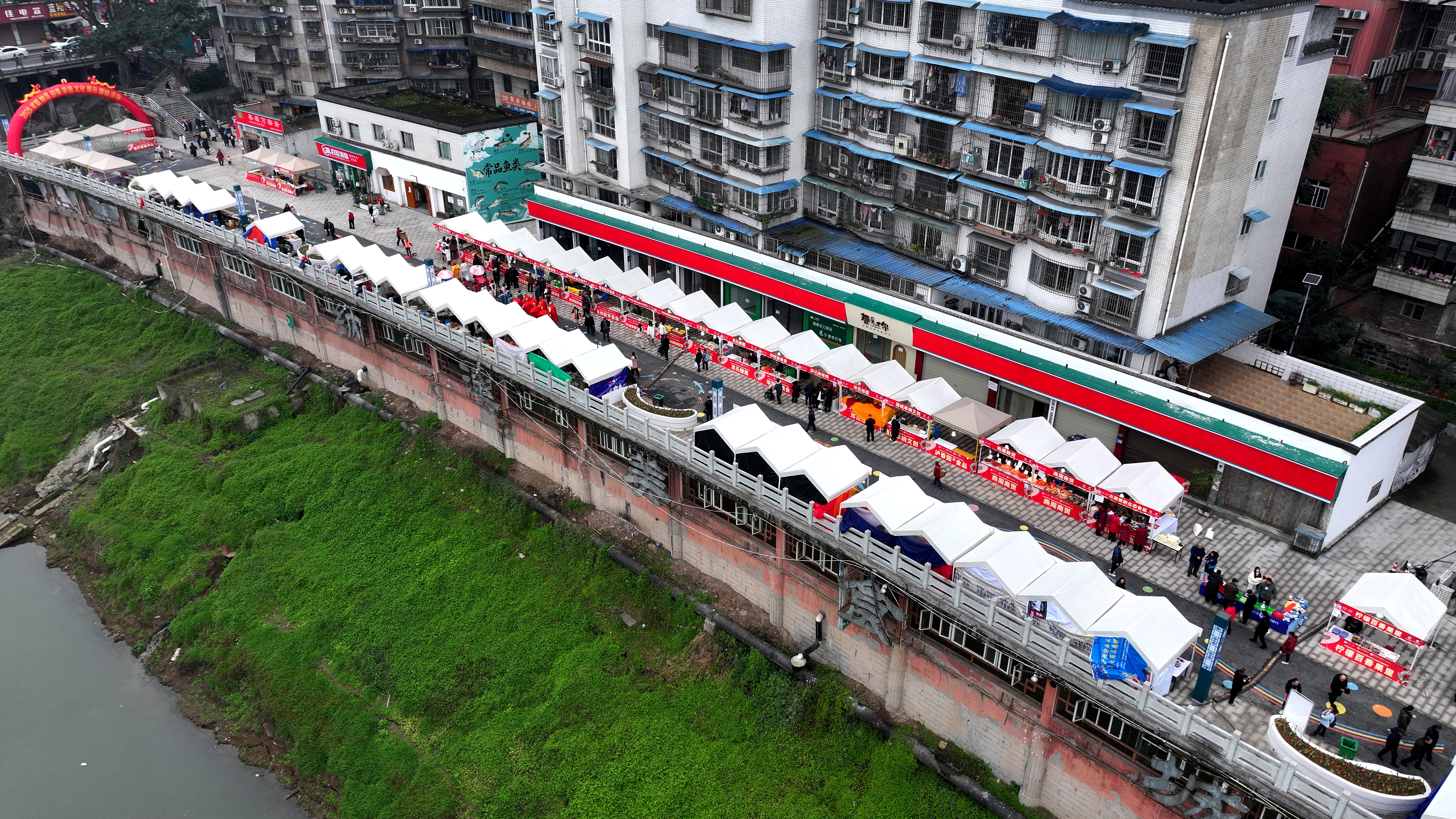 滨江老街“鲜鱼巷” (王超明 摄)