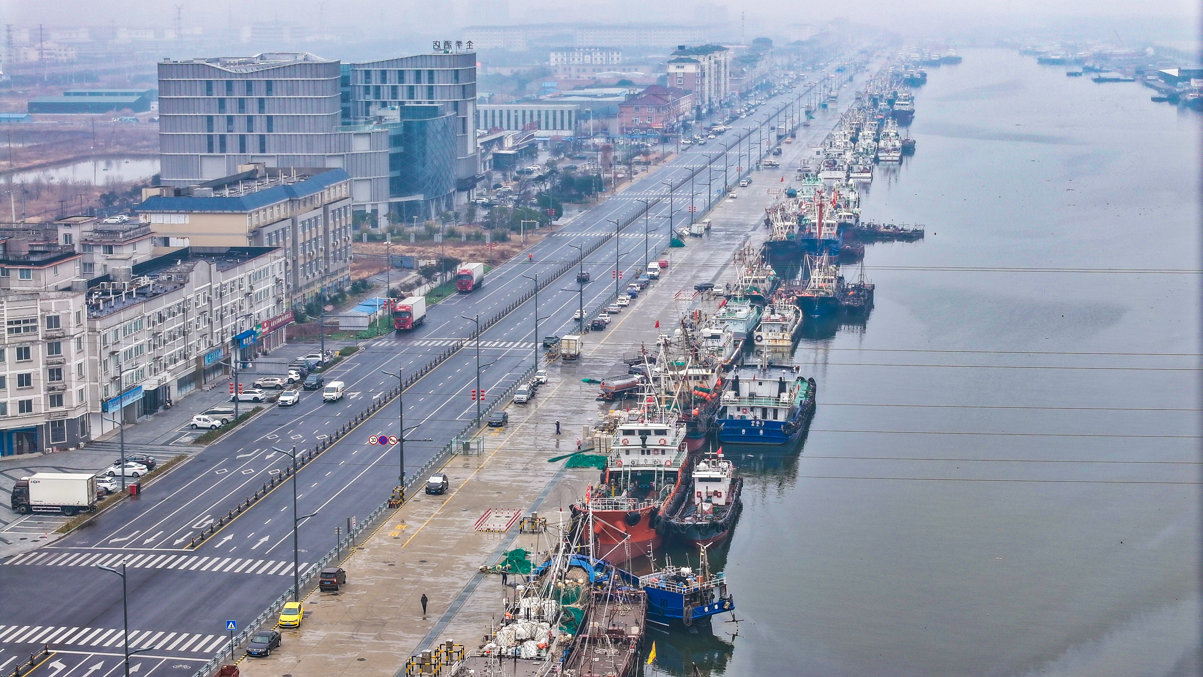 200多艘渔船全部返回渔港(徐书影 摄)