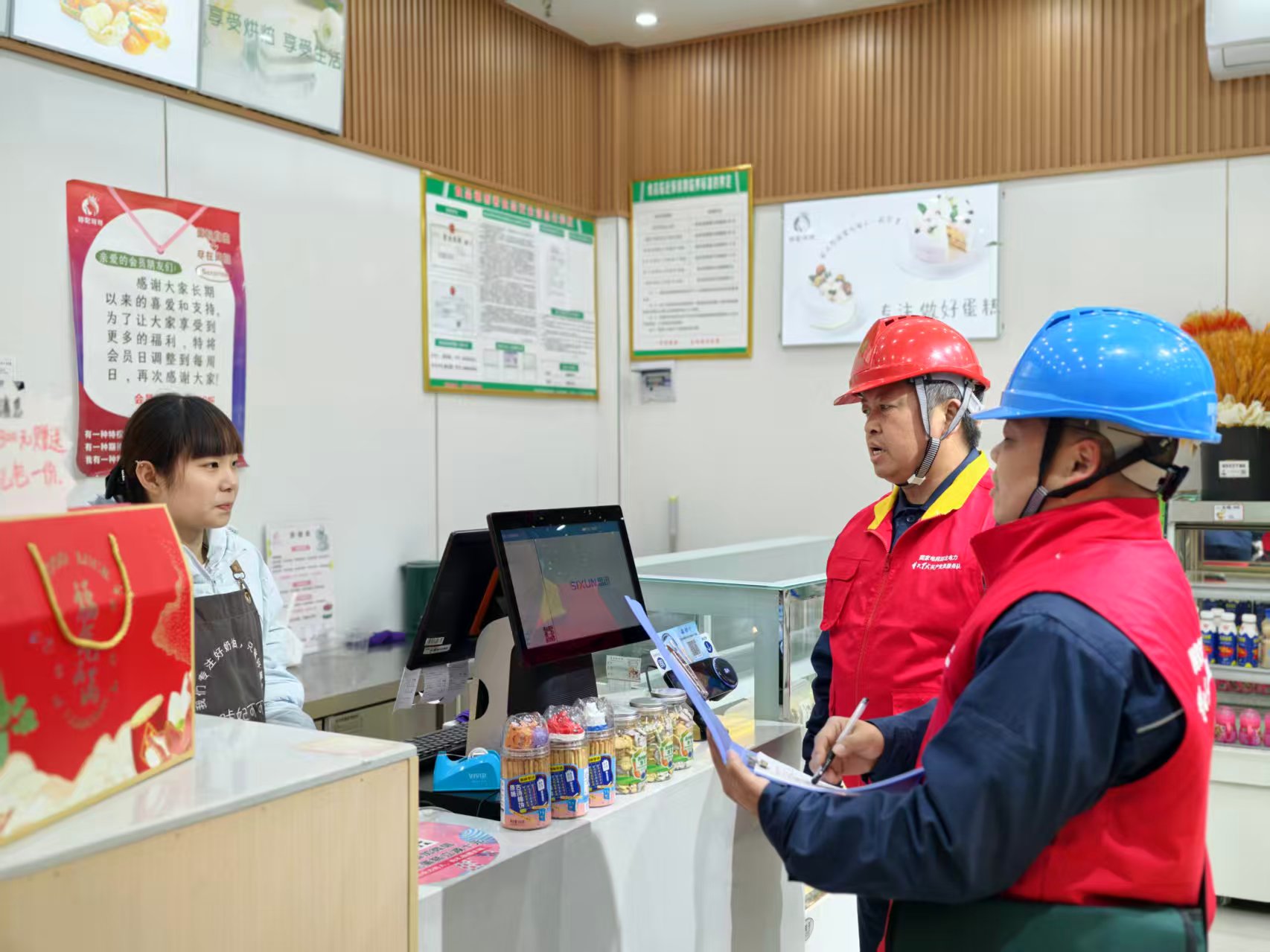 国网竹山县供电公司服务队开展节前安全用电宣传(储召清 摄)