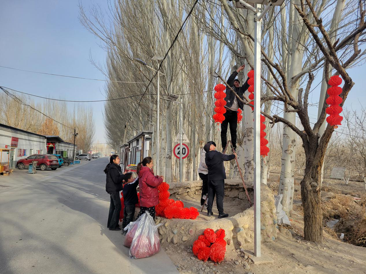 灯笼挂起来(宋召婷 摄)