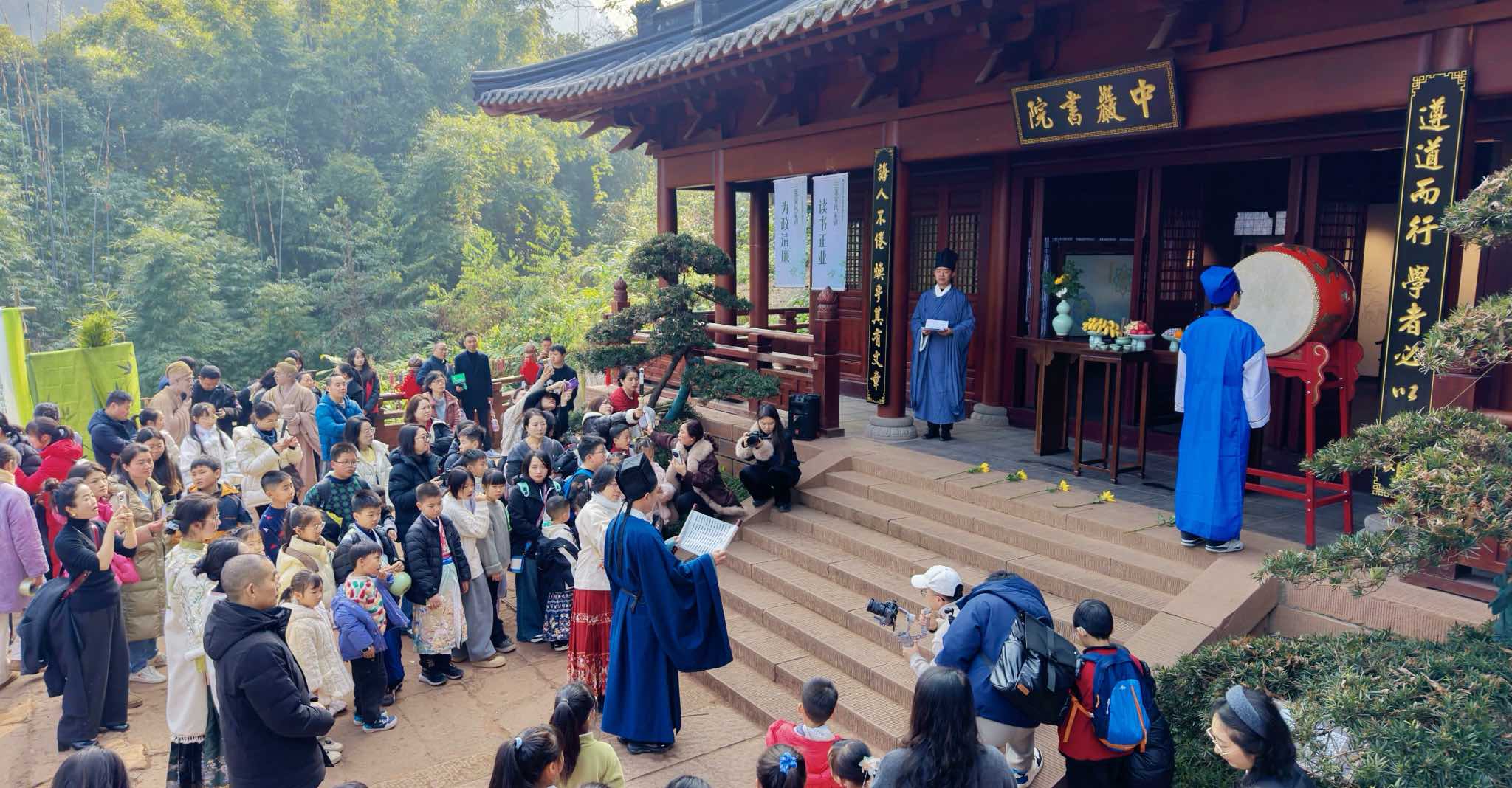 游客体验文化数字化(罗宇豪 摄)