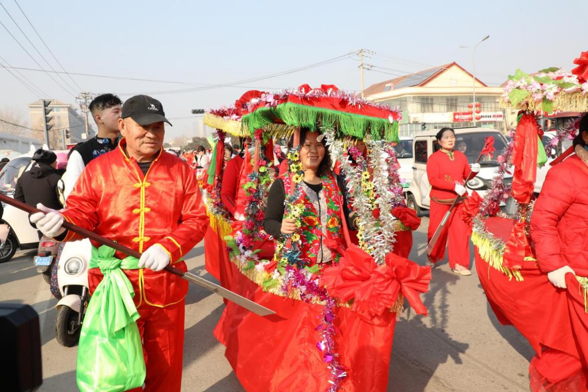 踩街活动现场(李泽 摄)