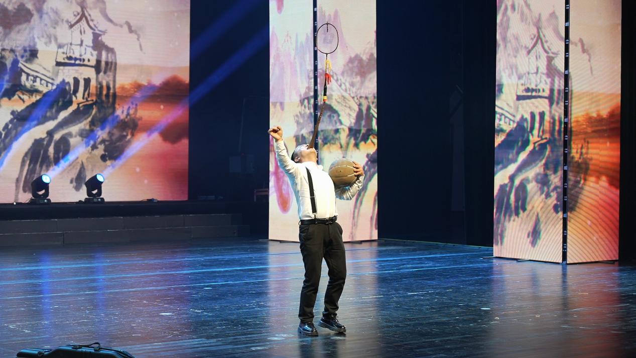 《齿力神功》演出现场(冯威 摄)